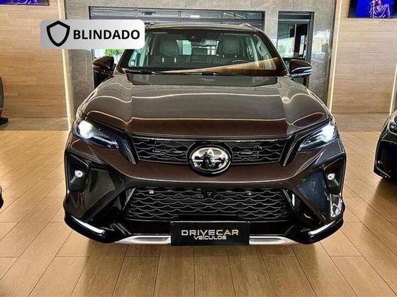TOYOTA HILUX SW4 2.8 D-4D TURBO DIESEL SRX PLATINUM 7L 4X4 AUTOMÁTICO
